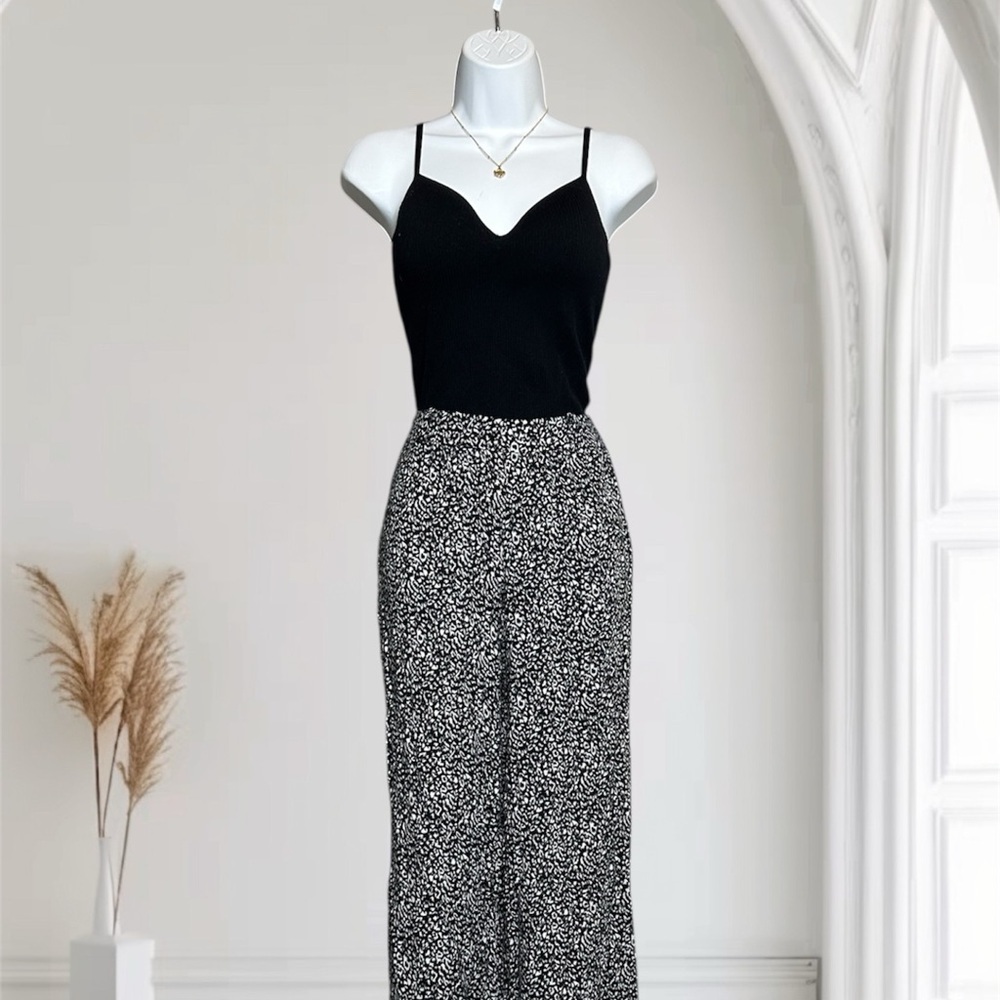 Wet Seal Black WhiteFloral Wide Leg Boho Flowy Lightweight Elastic Waist Beachy